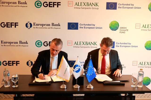 جانب من مراسم عقد التمويل