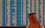 مستثمر يتابع شاشة التداولات ببورصة قطر