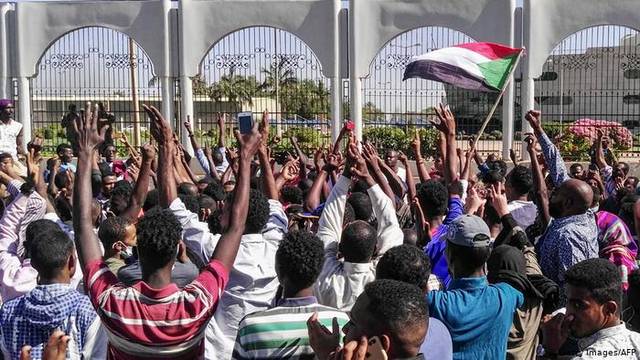 بالصور.. السودانيون يترقبون بيان الجيش في شوارع الخرطوم