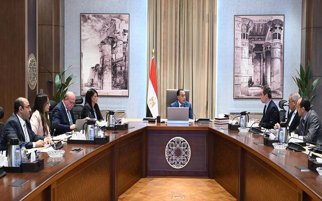 مدبولي يناقش تسوية التشابكات المالية بين "الوطنية للإعلام" و"الاستثمار القومي"