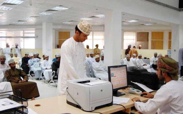 معدل "الباحثين عن عمل" يتراجع إلى 3.3% في عُمان بنهاية فبراير
