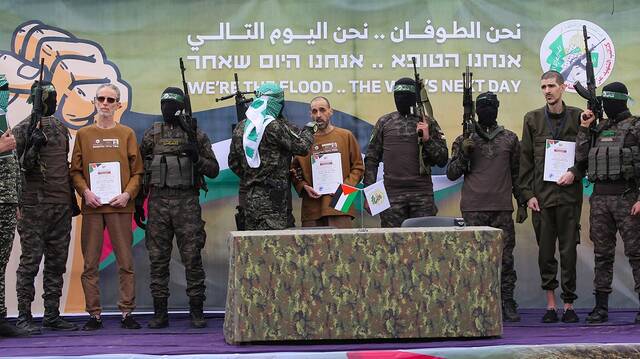 حماس تنفي توقف مفاوضات تبادل الأسرى.. وتؤكد استمرار المحادثات