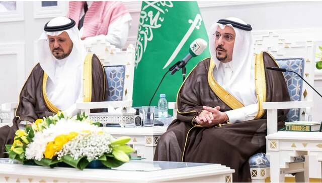 الأمير فيصل بن مشعل بن سعود بن عبدالعزيز أمير منطقة القصيم خلال توقيع عدد من العقود بالمنطقة