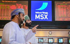 مستثمرون يتابعون أسعار الأسهم بسوق مسقط