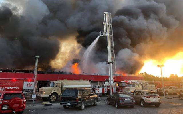 "الإطفاء" الكويتية تتعامل مع حريق سوق مركزي في "الشويخ"