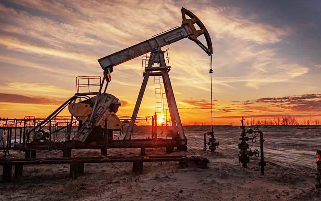 النفط يتجه لإنهاء الأسبوع على ارتفاع 4%