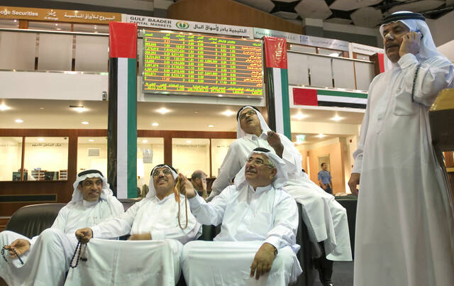 مستثمرون داخل أسواق المال الإماراتية