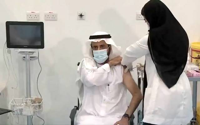 وزير الصحة السعودي يتلقى الجرعة الثانية من لقاح كورونا