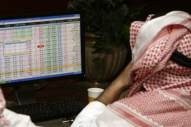 متعامل يتابع أسعار الأسهم السعودية - أرشيفية