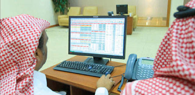 3 أسهم تستحوذ على  نصف السيولة بالسوق السعودي مع تراجعها في 11 قطاعا