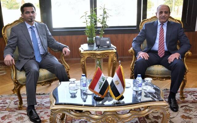 وزير الطيران المدني المصري محمد عباس حلمي مع وزير النقل العراقي رزاق السعداوي
