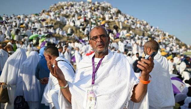 حجاج على جبل عرفات
