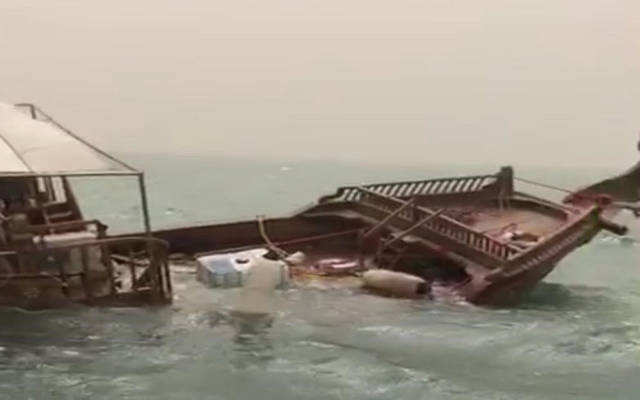 الإطفاء الكويتية تنقذ 6أشخاص قبل غرق سفينتهم..بالقرب من ميناء الدوحة