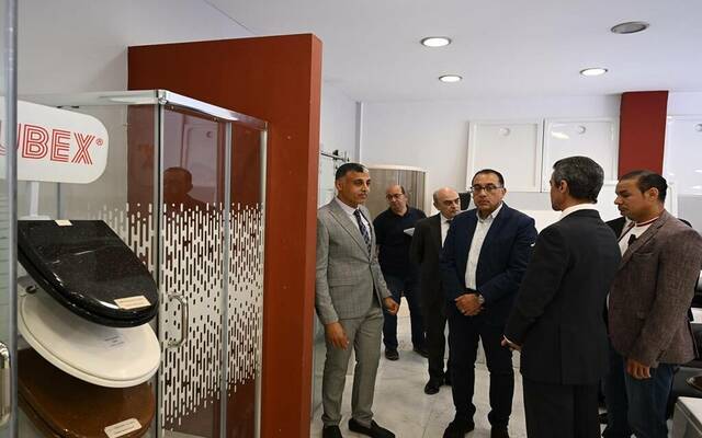 جانب من زيادة رئيس الوزراء لمصنع الشركة