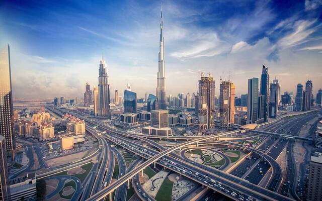 اقتصاد دبي يحقق نمواً 4% في الربع الأول من 2025 بدعم من الصحة والعقارات والتمويل