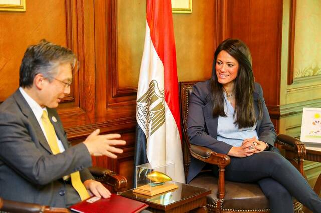 لقاء سابق لرانيا المشاط وزيرة التعاون الدولي المصرية مع هيروشى أوكا سفير اليابان الجديد لدى القاهرة