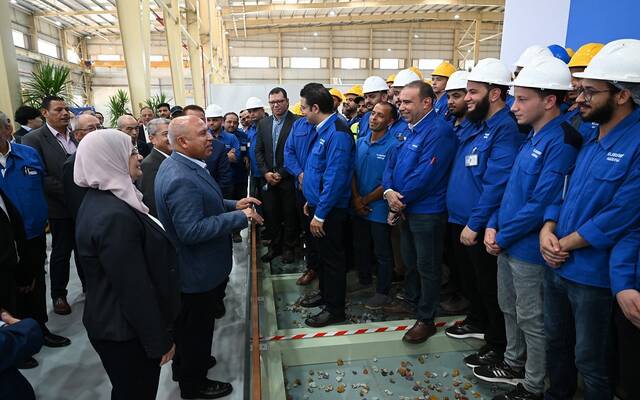 كامل الوزير يفتتح مصنعاً للزجاج الهندسي ويضع حجر أساس لمصنع ثلاجات بالمنوفية