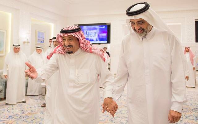 العاهل السعودي يستقبل حفيد مؤسس قطر بمقر إقامته في طنجة