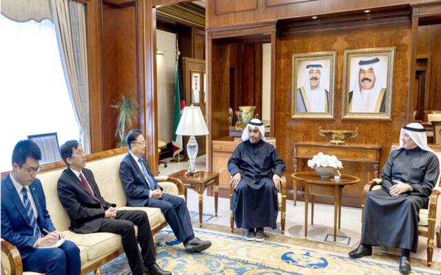 وزير الخارجية الكويتي ووزير الدولة لشؤون البلدية مع سفير جمهورية الصين