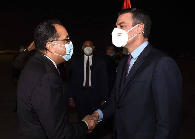 مدبولي يستقبل رئيس الحكومة الإسبانية ووفداً من رجال الأعمال بمطار القاهرة