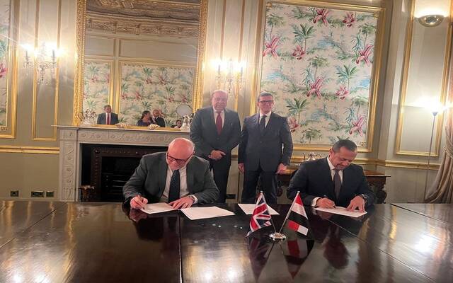 وزير مصري يبحث مع شركات بريطانية كبرى التعاون لتطوير البنية التحتية للمطارات