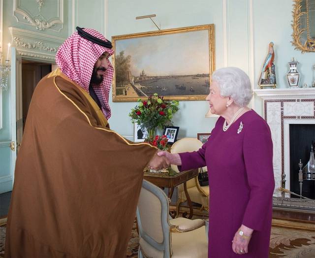 ولي العهد السعودي يبحث العلاقات الثنائية مع ملكة بريطانيا