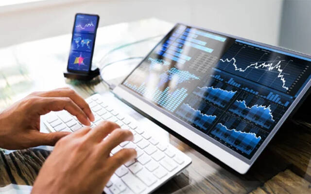 وسيط مالي يتابع أسعار الأوراق المالية