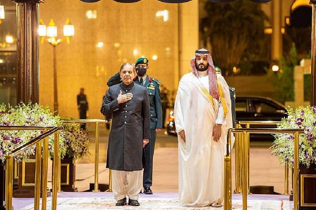 ولي العهد السعودي ورئيس وزراء باكستان يبحثان الفرص الواعدة لتطوير التعاون