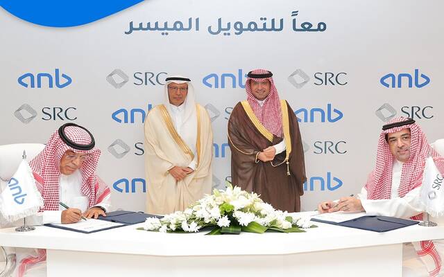 جانب من توقيع الاتفاقية بين الشركة السعودية لإعادة التمويل العقاري والبنك العربي الوطني بحضور وزير الإسكان