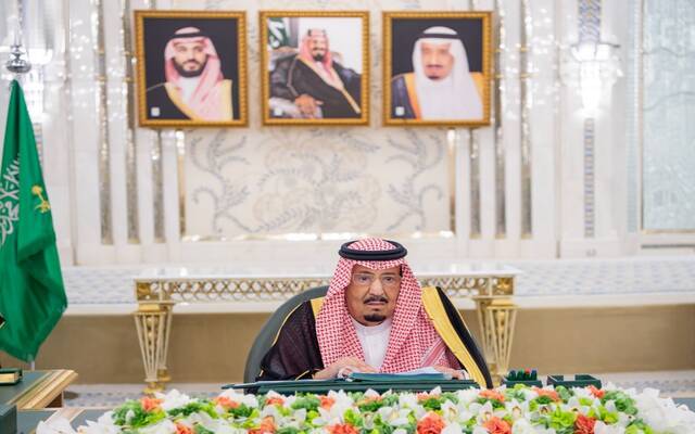 خادم الحرمين الشريفين يرأس جلسة مجلس الوزراء في جدة