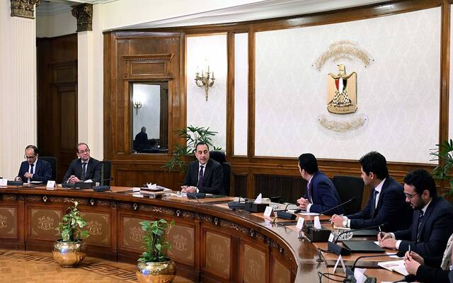 مصطفى مدبولي رئيس مجلس الوزراء المصري ومحمد عامر نائب الرئيس التنفيذي لشركة سكاتك النرويجية لمنطقة الشرق الأوسط وشمال أفريقيا