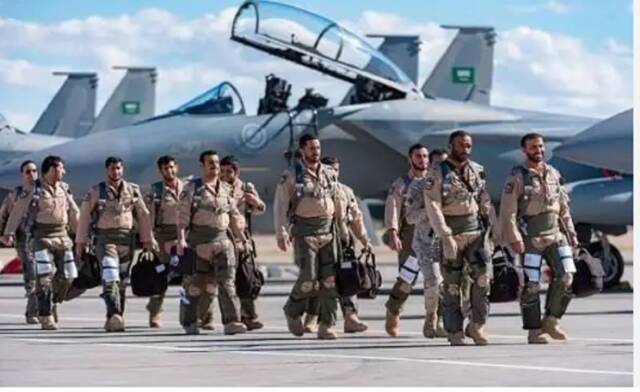 القوات الجوية تختتم مشاركتها في تمرين "علَم الصحراء" في الإمارات