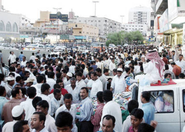 "الداخلية" و "العمل" تفرض غرامة 2000 ريال ...و500 ألف وافد يتغيبون عن أعمالهم