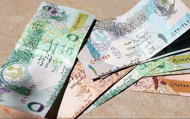 تباين سعر صرف الريال القطري أمام عملات عربية وأجنبية