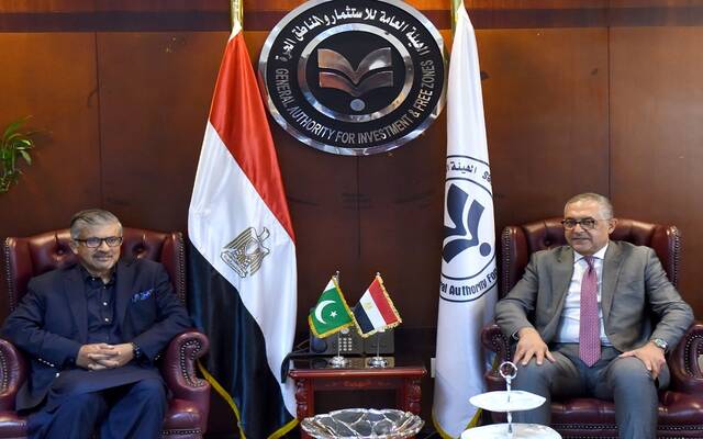 حسام هيبة الرئيس التنفيذي للهيئة العامة للاستثمار والمناطق الحرة في مصر وعامر شوكت السفير الباكستاني بالقاهرة