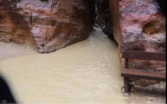 الأردن تخلي منطقة البترا من السياح بسبب السيول