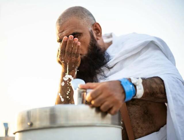 أحد الحجاج يشرب الماء