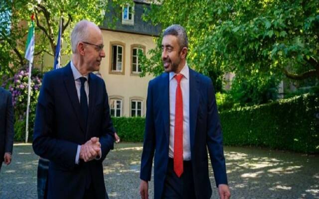 الشيخ عبدالله بن زايد آل نهيان نائب رئيس مجلس الوزراء وزير الخارجية الإماراتي ولوك فريدن رئيس وزراء دوقية لوكسمبورج الكبرى