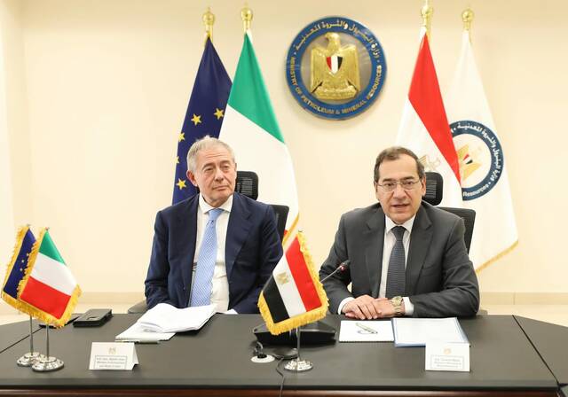 وزير البترول المصري والمسئول الإيطالي