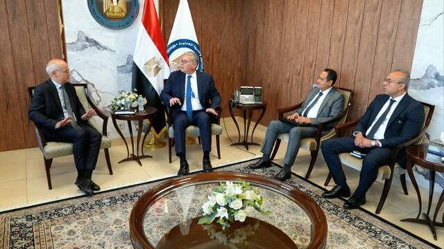 البترول المصرية تبحث مع توتال إنرجيز الفرنسية تعزيز التعاون في شرق المتوسط