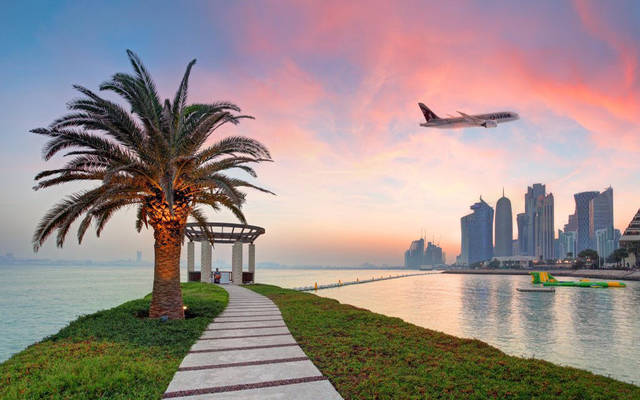 طائرة تابعة لمجموعة الخطوط الجوية القطرية في سماء الدوحة