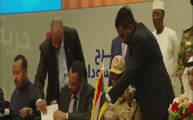 العسكري السوداني وقوى الحرية والتغيير يوقعان الوثيقة الدستورية