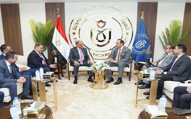أحمد السبكي رئيس مجلس إدارة الهيئة العامة للرعاية الصحية في مصر مع بالدكتور أحمد سامي الحوفي الرئيس الإقليمي لشركة "جانسن"