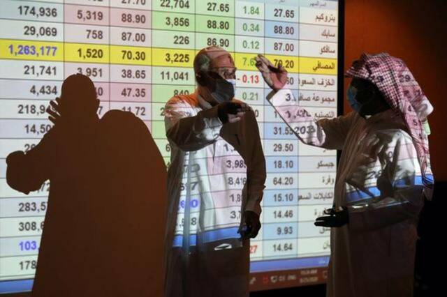 مستثمرون بتابعون أسعار الأسهم ـ أرشيفية