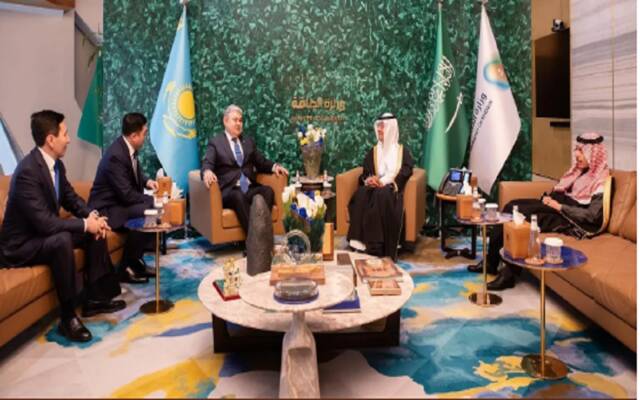 الأمير عبدالعزيز بن سلمان بن عبدالعزيز وزير الطاقة مع وزير خارجية جمهورية كازاخستان إرميك كوشيربايف