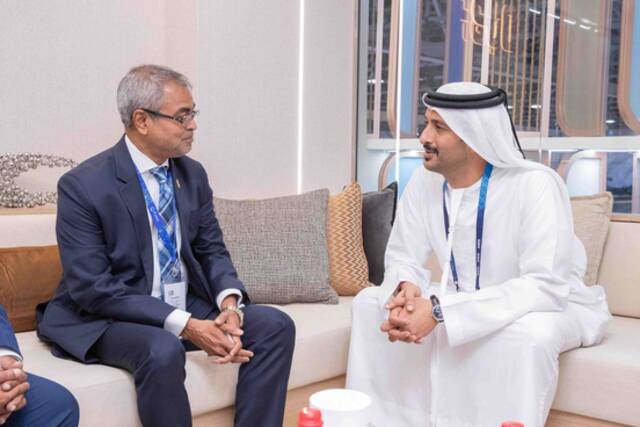 جانب من لقاء عبدالله بن طوق المري وزير الاقتصاد الإماراتي وثوريق إبراهيم وزير السياحة والبيئة في جمهورية المالديف