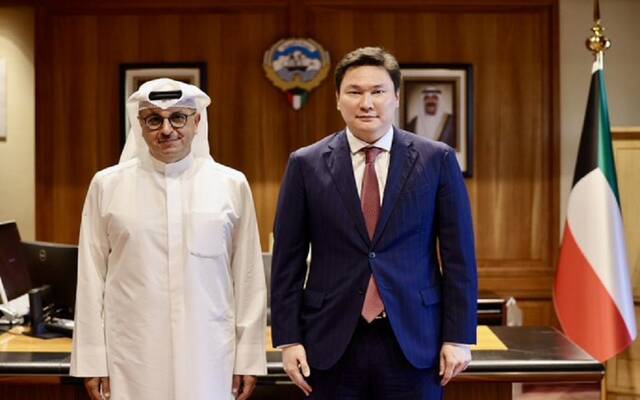 وزير الكهرباء والماء والطاقة المتجددة، صبيح المخيزيم و سفير جمهورية كازاخستان