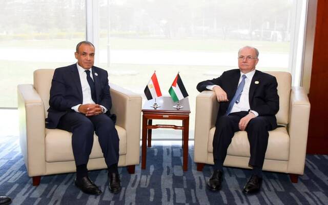 بدر عبد العاطي وزير الخارجية والتعاون الدولي والمصريين بالخارج مع محمد مصطفى رئيس وزراء دولة فلسطين