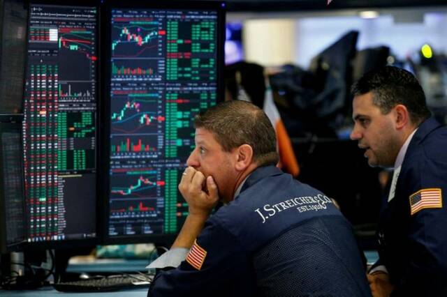متعاملون يتابعون أسعار الأسهم، أرشيفية