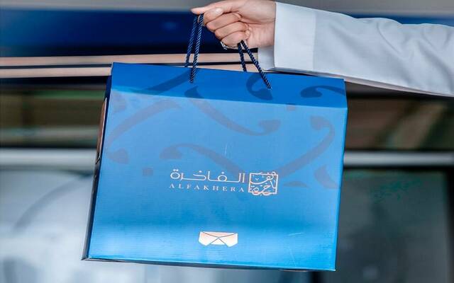 عبوة تحمل شعار شركة الفاخرة للخياطة الرجالية